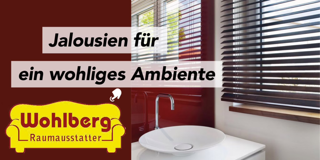 Bathroom scene with horizontal window blinds and a white sink, overlaid with German text: 'Jalousien für ein wohliges Ambiente' and the yellow Wohlberg logo Raumausstatter.