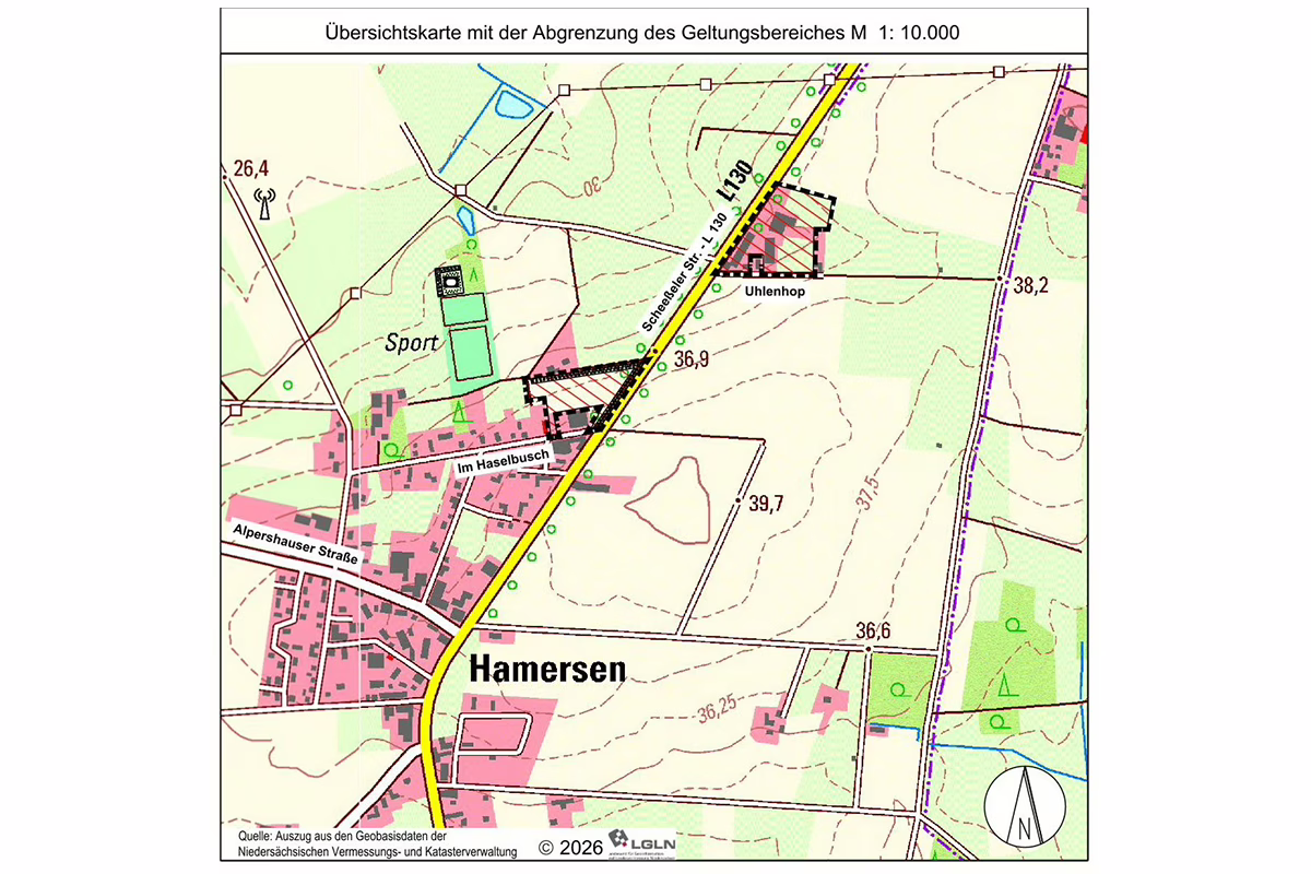 Übersichtskarte Hamersen; Abgrenzung des Geltungsbereichs M, Maßstab 1:10.000; gelb markierte Hauptstraße, rosa Gebäudebereiche, Sportfläche, Grünflächen.