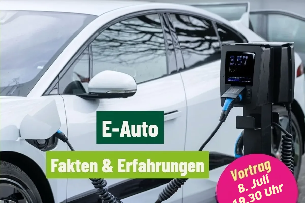 Electric car charging at a station with overlay text 'E-Auto Fakten & Erfahrungen' and a pink badge 'Vortrag 8. Juli 19.30 Uhr'